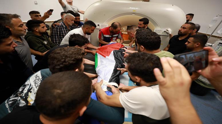 وداع جثماني شهيدي المغير في مجمع فلسطين الطبي بمدينة رام الله.